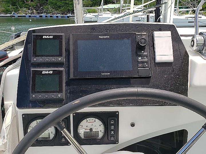 Lagoon 450 SporTop - Helmstation