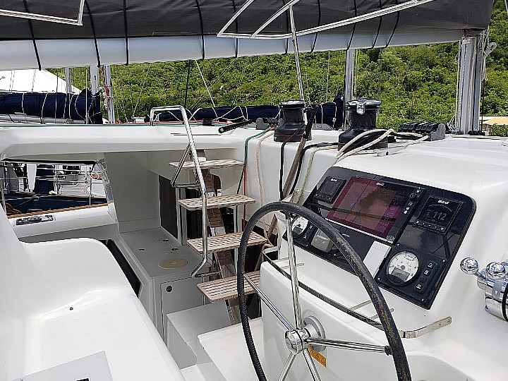 Lagoon 450 SporTop - Helmstation 2