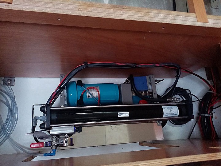 Lagoon 450 SporTop - Plumbing 3