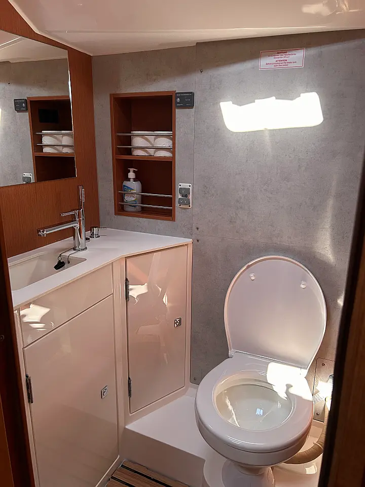 Bavaria C42 - 