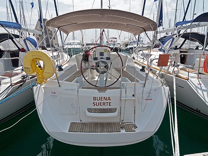 Sun Odyssey 33i - exterior
